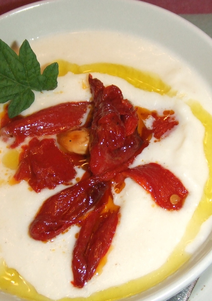Una foto de Sopa blanca fría con pimientos de piquillo