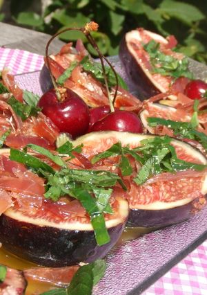 Una foto de Brevas y jamón ibérico con aliño de lima y menta