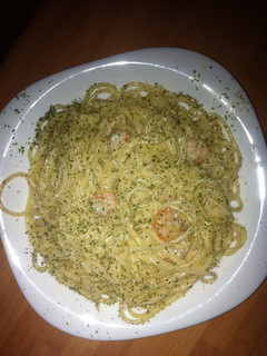 Una foto de Espaguetis con gambas y perejil