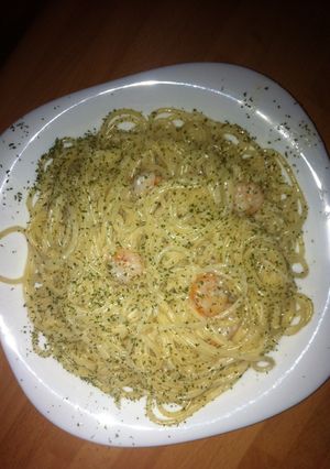 Una foto de Espaguetis con gambas y perejil