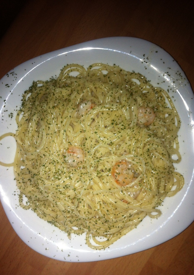 Una foto de Espaguetis con gambas y perejil
