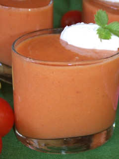 Una foto de Vasito de pimientos rojos con quenelle de queso