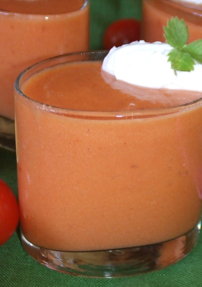 Una foto de Vasito de pimientos rojos con quenelle de queso