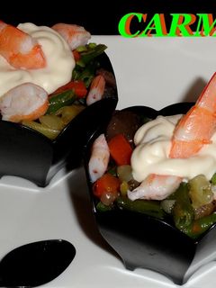 Una foto de Salteado de verduras y langostinos en vasitos