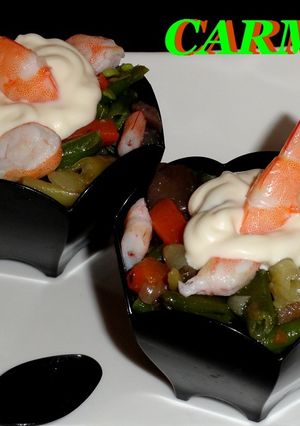Una foto de Salteado de verduras y langostinos en vasitos
