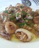 Calamares con cebolla y vino blanco