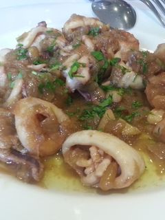 Una foto de Calamares con cebolla y vino blanco