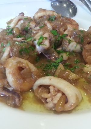 Una foto de Calamares con cebolla y vino blanco