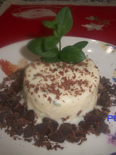 Una foto de Helado de hierbabuena al aceite de oliva con chocolate