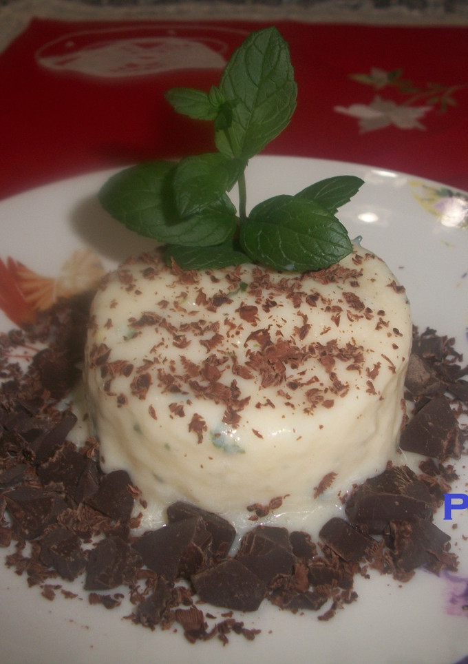 Una foto de Helado de hierbabuena al aceite de oliva con chocolate