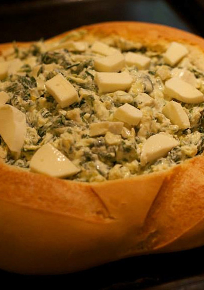 Una foto de Pan relleno de queso, espinacas y alcachofas