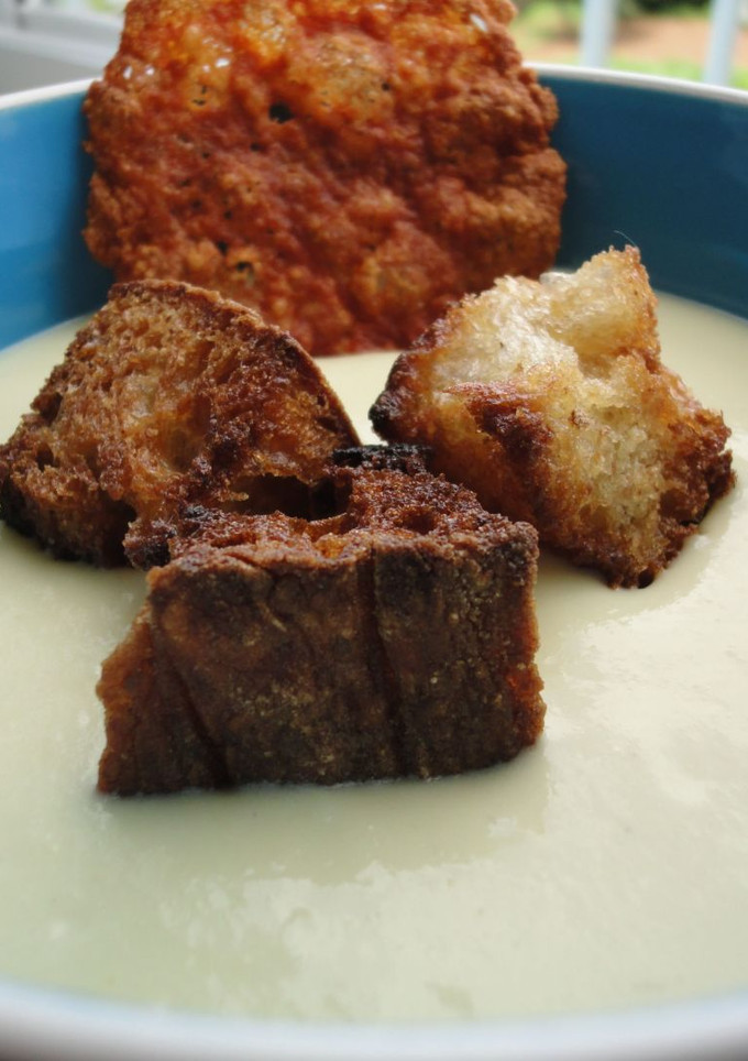 Una foto de Crema de calabacín con galletas de parmesano