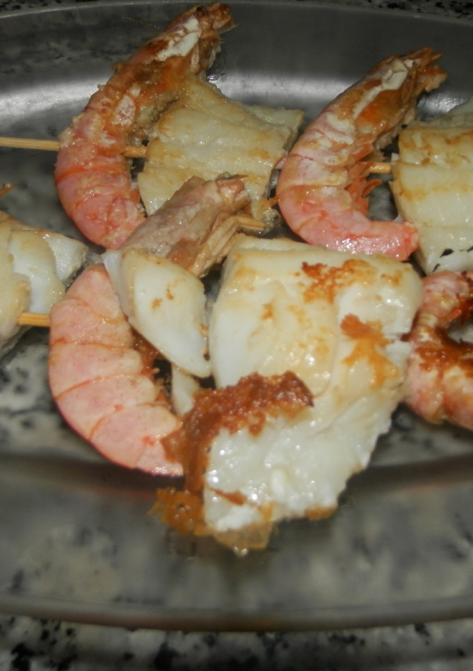 Una foto de Pinchos de bacalao y langostinos