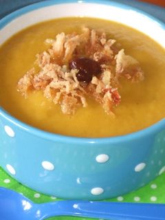 Una foto de Sopa fría de cangrejos de río con cebolla frita y crema de pimientos