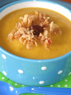Una foto de Sopa fría de cangrejos de río con cebolla frita y crema de pimientos