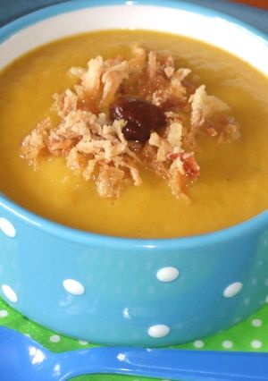 Una foto de Sopa fría de cangrejos de río con cebolla frita y crema de pimientos