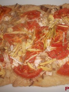 Una foto de Coca de puerros con tomate al romero