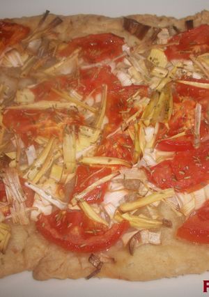 Una foto de Coca de puerros con tomate al romero