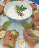 Salmón ahumado con aguacate y huevos de codorniz