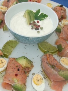 Una foto de Salmón ahumado con aguacate y huevos de codorniz