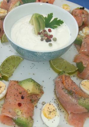 Una foto de Salmón ahumado con aguacate y huevos de codorniz