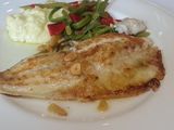Pescado al ajillo con puré de patatas y verduras salteadas