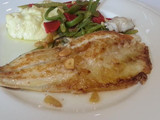 Pescado al ajillo con puré de patatas y verduras salteadas
