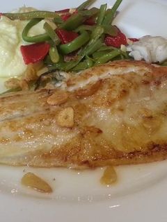 Una foto de Pescado al ajillo con puré de patatas y verduras salteadas