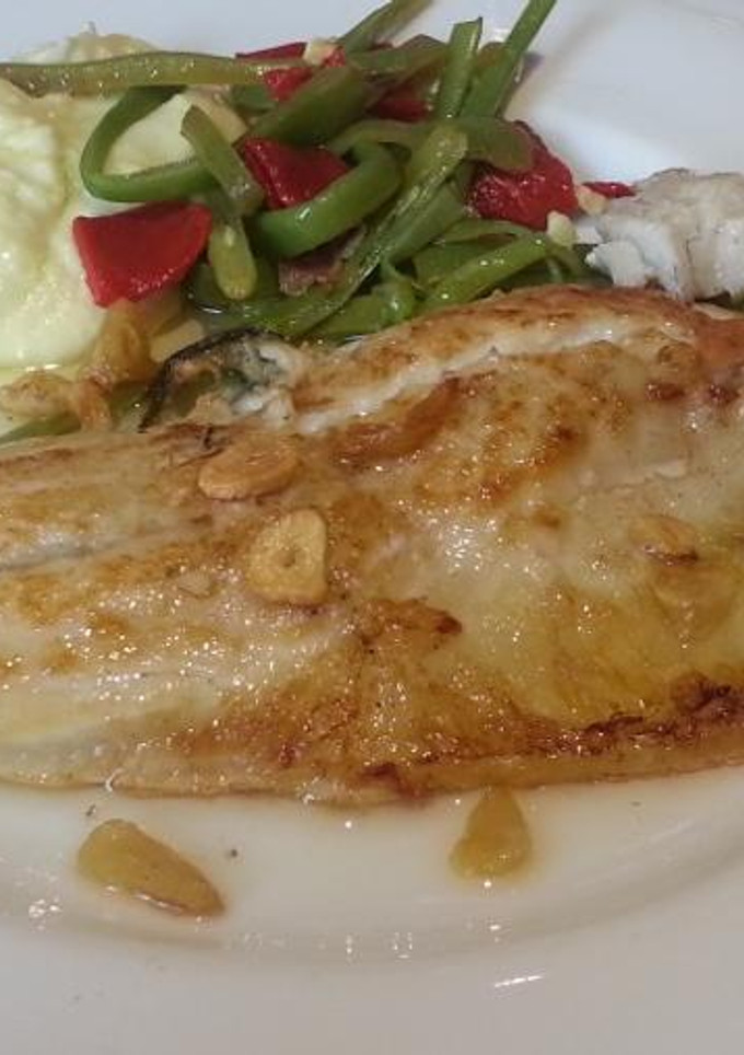 Una foto de Pescado al ajillo con puré de patatas y verduras salteadas