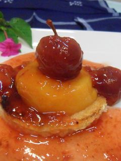 Una foto de Melocotones y ciruelas sobre tostadas crujientes