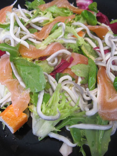 Una foto de Ensalada de gulas y salmón