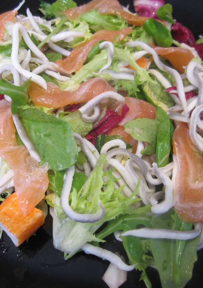 Una foto de Ensalada de gulas y salmón