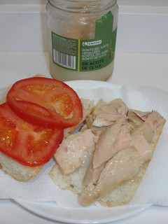 Una foto de Bocadillo de bonito y tomate fresco