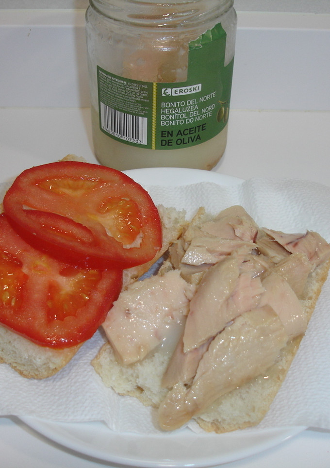Una foto de Bocadillo de bonito y tomate fresco