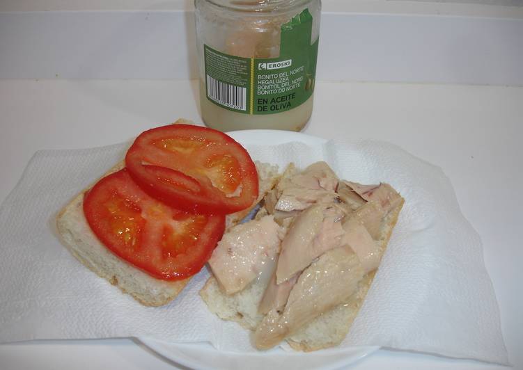 Bocadillo de bonito y tomate fresco