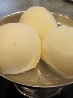 Una foto de Helado de limón hecho en casa