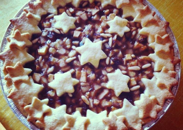 Crostata de fruta, pasas y piñones