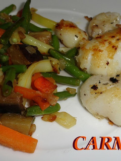 Una foto de Sepias pequeñas con verduras salteadas