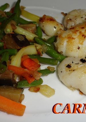 Una foto de Sepias pequeñas con verduras salteadas