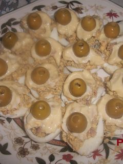 Una foto de Huevos rellenos de sardinas picantes con ali oli