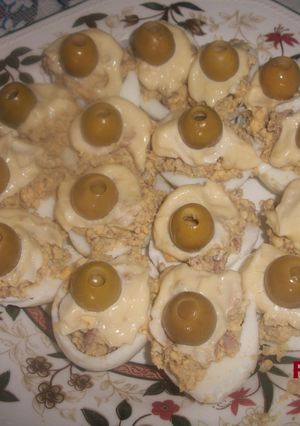 Una foto de Huevos rellenos de sardinas picantes con ali oli