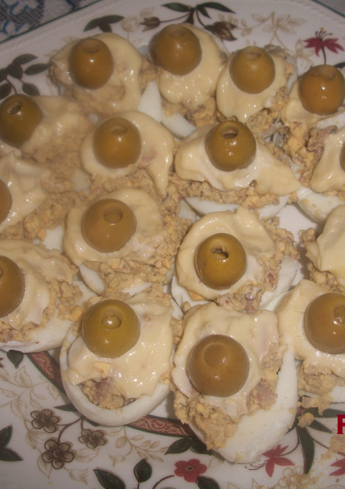 Una foto de Huevos rellenos de sardinas picantes con ali oli