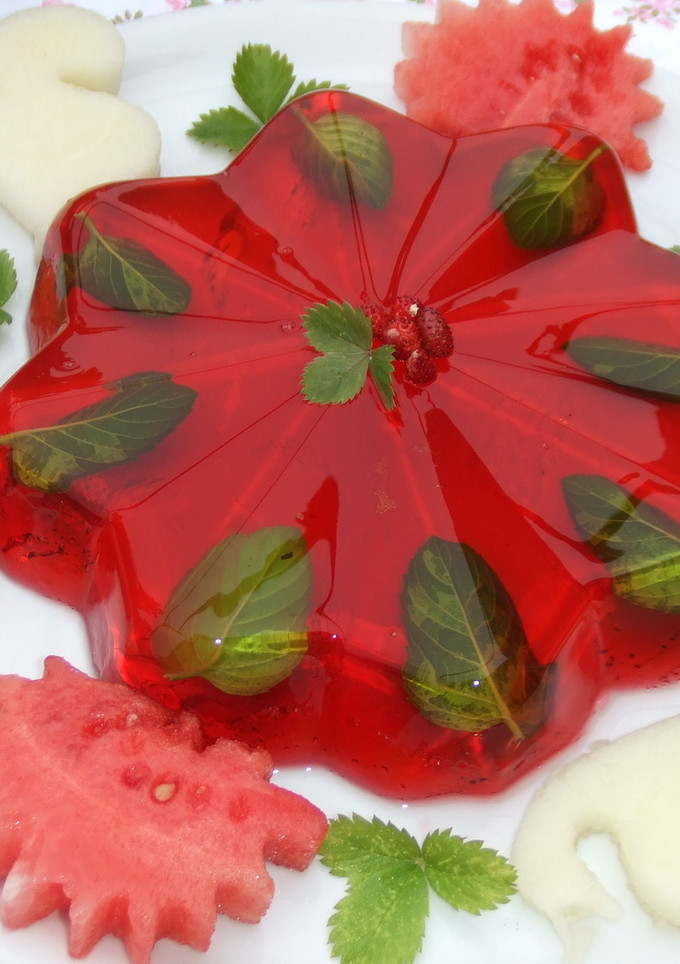 Una foto de Pastel de gelatina de frambuesas y piña con menta