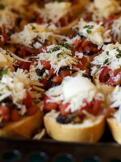 Una foto de Tostadas con tomate y mozzarella