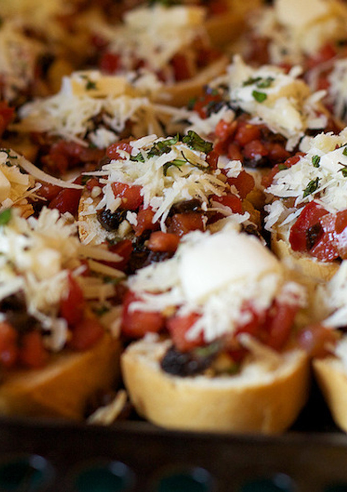 Una foto de Tostadas con tomate y mozzarella