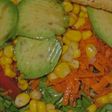 Ensalada con aguacate y maíz