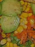Ensalada con aguacate y maíz