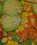 Ensalada con aguacate y maíz