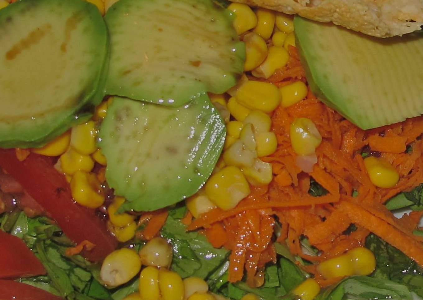 Ensalada con aguacate y maíz