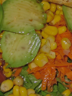 Una foto de Ensalada con aguacate y maíz